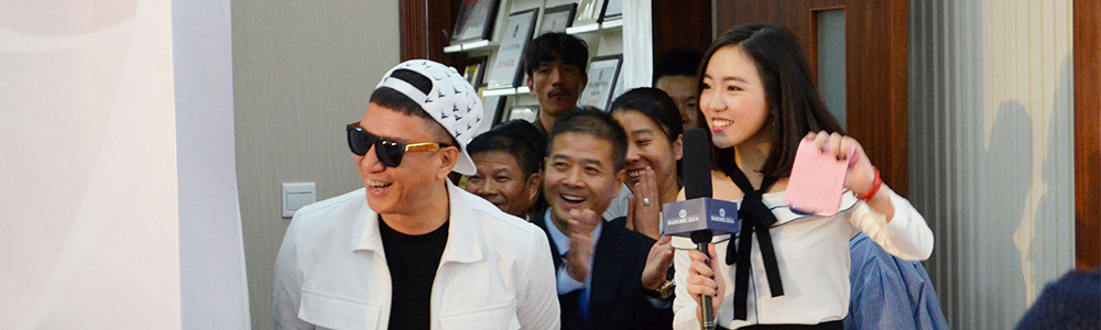 孫紅雷蒞臨雷諾表總部， 為圓夢“下跪”求婚！